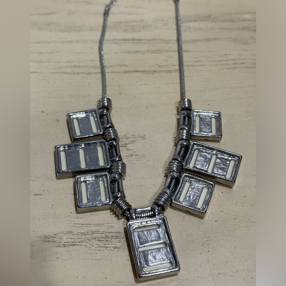 Very Pretty Statement Necklace - Picture 5 of 6